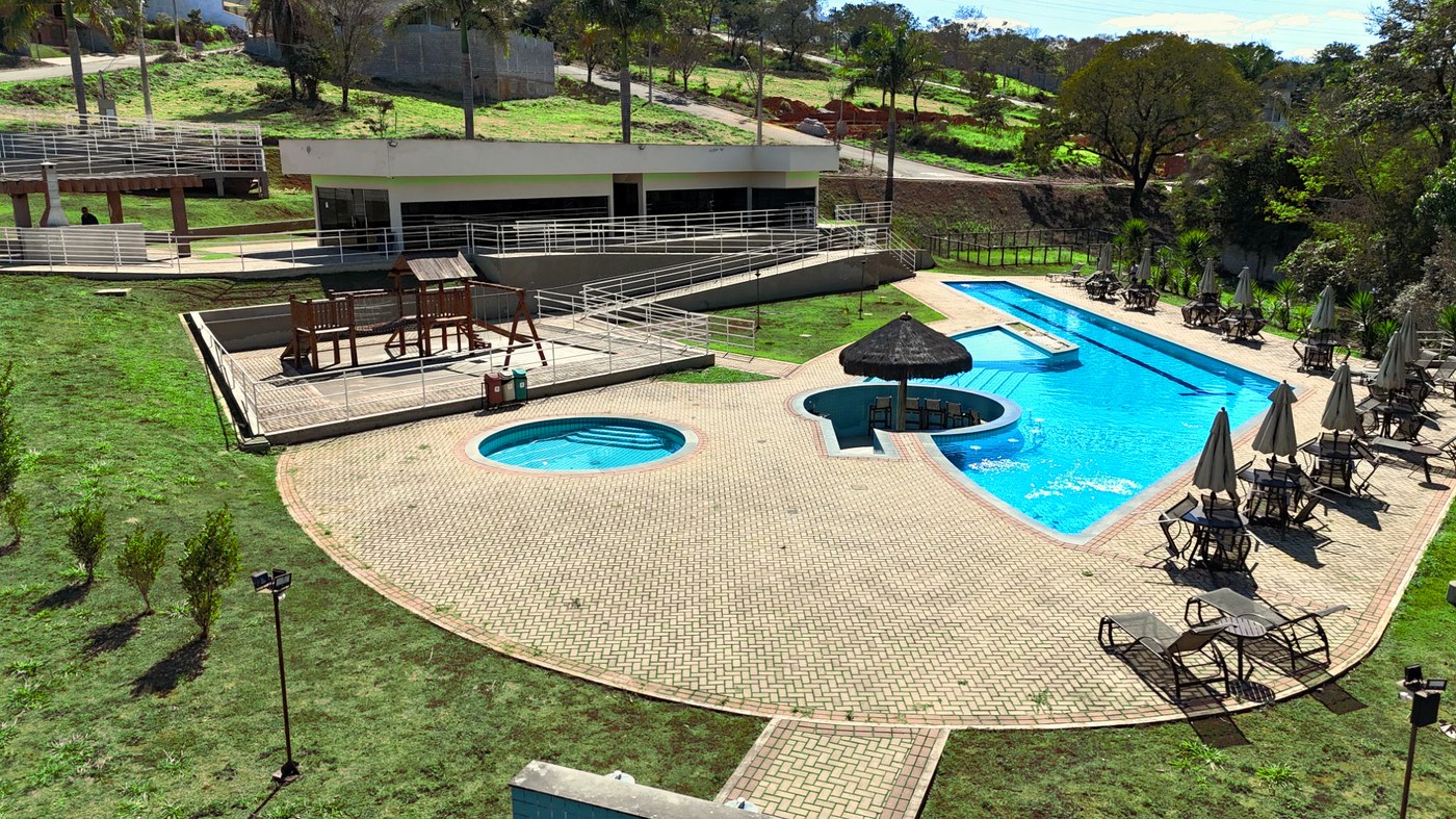 Piscina com bar molhado e deck