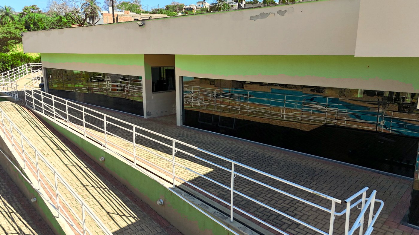 Salão de festas com vista para piscina